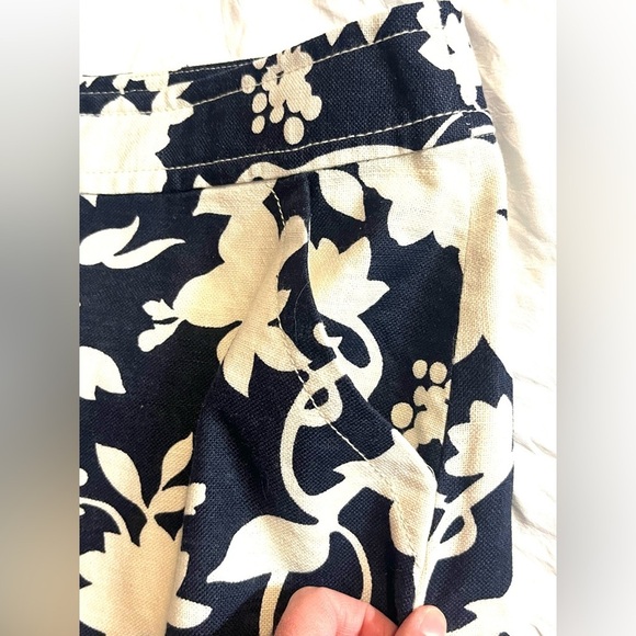 Banana Republic Floral Dark Blue and White Women's Skirt Size 12 - Picture 4 of 10